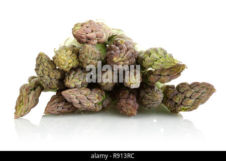 Grüner Spargel auf weißem Hintergrund. Studio gedreht. Stockfoto