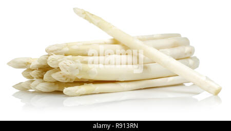 Weißer Spargel klebt auf weißem Hintergrund. Studio gedreht. Stockfoto