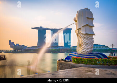 Singapur - 3. SEPTEMBER 2015: Die merlion statue Brunnen und die Skyline von Singapur. Die Sehenswürdigkeit statue gilt als die Personifizierung des Singapo Stockfoto