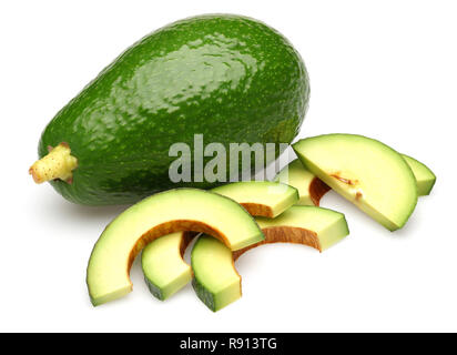 Frisches Grün avocado und Scheiben auf weißem Hintergrund. Studio shot Stockfoto