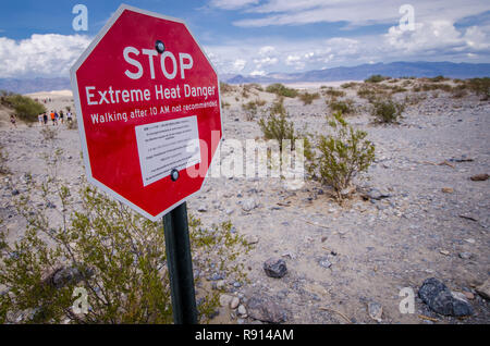 4. AUGUST 2016 - Death Valley, Kalifornien: ein Zeichen im Death Valley National Park warnt Wanderer von extremer Hitze Bedingungen auf den Trails nach 10 Uhr. Stockfoto