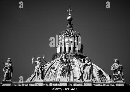 Statuen auf der Spitze der Basilika St. Peter im Vatikan Rom Stockfoto