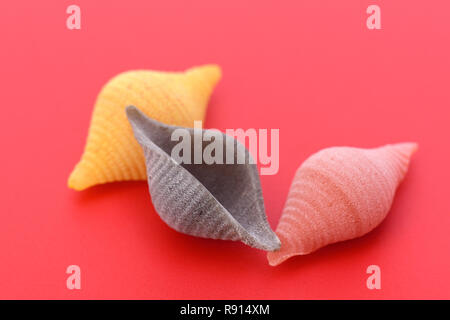 Pasta conchiglie auf rotem Hintergrund Stockfoto