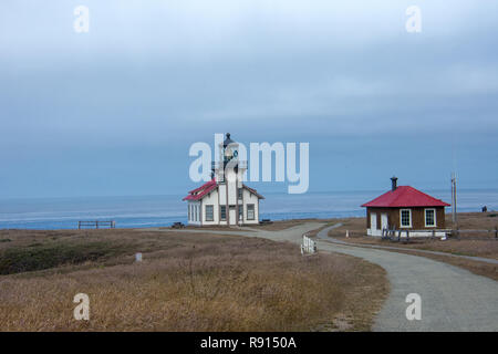 Point Cabrillo Light House in der Nähe von Fort Bragg, Kalifornien, am Pazifischen Ozean. Straße, die Linien in den Leuchtturm Stockfoto