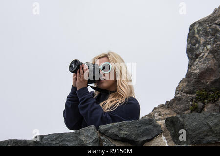 Blonde Frau in Patrick's Point State Park Fotos, die mit einer DSLR-Kamera in Nordkalifornien Stockfoto