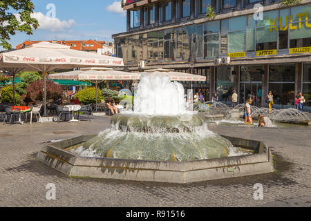 Belgrad, Serbien - 17. August 2014: Belgrad, Serbien - 16. August 2014: Brunnen auf der Straße Kneza Mihaila Street im Zentrum von Belgrad. Hauptstraße der Stockfoto