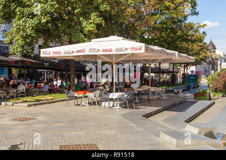 Belgrad, Serbien - 17. August 2014: Restaurants mit Tischen und Sonnenschirmen außerhalb der Straße Kneza Mihaila Straße in der Altstadt. Menschen wandern und Essen. Stockfoto