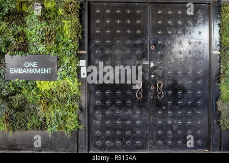 London, UK, 25. Jan 2018: Die eingangstür zu einem Bahndamm, Veranstaltungsort, auf der Victoria Embankment unter der Waterloo Bridge in London befindet. Stockfoto