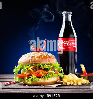 MUMBAI, INDIEN - 23. MAI 2015: Veggie Burger, Pommes und Coca-Cola-Flasche - ist die beliebteste kohlensäurehaltige alkoholfreie Getränke Getränke rund um die w verkauft Stockfoto
