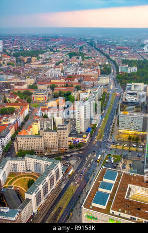 Berlin, Berlin/Deutschland - 2018/07/28: Aussicht in das zentrale, im Norden und Osten Berliner Bezirken entlang der Karl Liebknecht Straße stree Stockfoto