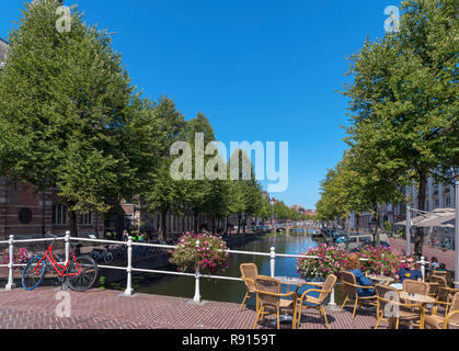 Cafe auf Nonnenbrug an der Rapenburg Kanal mit der Universität auf der linken Seite, Leiden, Zuid-Holland (Südholland), Niederlande Stockfoto