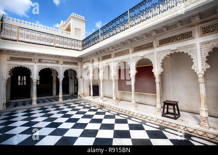City Palace Museum mit surrealen Schach Boden in Udaipur, Rajasthan, Indien Stockfoto