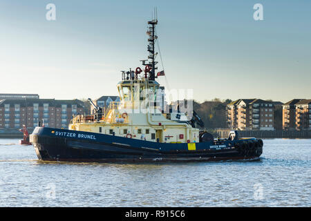 Schifffahrt auf der Themse. Der Schlepper Svitzer Brunel arbeiten an der Themse. Stockfoto