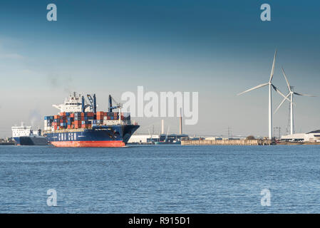 Schifffahrt auf der Themse - CMA CGM Afrika einen Container Schiff verlässt den Hafen von Tilbury und Dampfenden flussabwärts an der Themse. Stockfoto