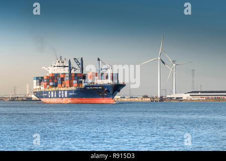 Schifffahrt auf der Themse. Die CMA CGM Afrika einen Container Schiff verlässt den Hafen von Tilbury und Dampfenden flussabwärts an der Themse. Stockfoto