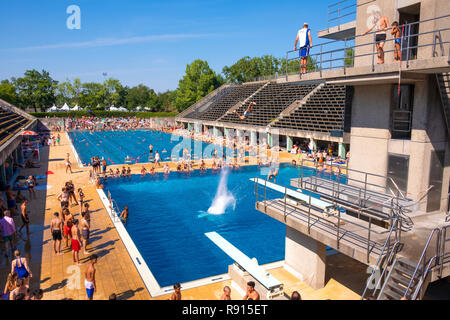 Berlin, Berlin/Deutschland - 2018/07/31: Schwimmbad an der Berliner olympischen Sport Park Komplex in der Nähe des historischen Olympiastadion Stockfoto
