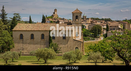 Evangelische Kirche und Olivenbäumen in Lourmarin, Provence, Luberon, Vaucluse, Frankreich Stockfoto