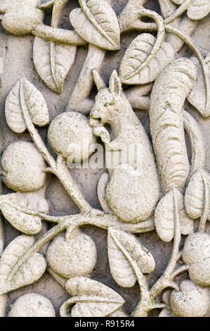 Detail eines geschnitzten Eichhörnchen auf Caedmon's Cross auf dem Friedhof der St. Mary's Kirche, Whitby. Stockfoto