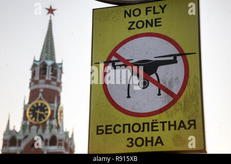 Auf dem Roten Platz im Zentrum von Moskau, Russland, befindet sich ein Schild mit der Aufschrift „Flugverbotszone“, das Flüge mit leichten Flugzeugen verbietet Stockfoto