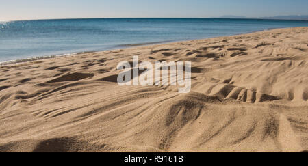 Detailansicht über eine leere Sandstrand tropischen Strand auf den offenen Ozean mit Horizont in der Ferne Stockfoto