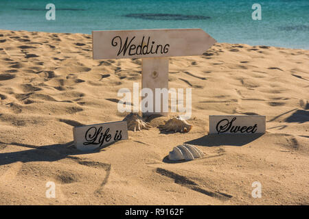 Nahaufnahme der Hochzeit Schild auf der tropischen Insel Sandstrand Paradies mit Blick auf das Meer im Hintergrund Stockfoto