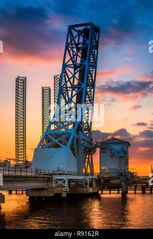 Die Sonne über dem Osten Pascagoula Fluss und der Csx railroad Bridge, 18. März 2010, in Pascagoula, Mississippi. Stockfoto