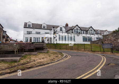 Die Straße, die bis zu den Bamburgh Castle Inn in Nevsehir, Northumberland, England, Großbritannien Stockfoto