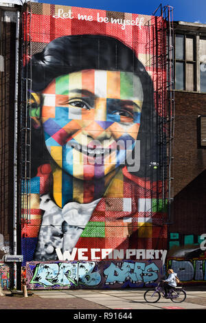 Wandgemälde von Anne Frank von Eduardo Kobra an der Street Art Museum an der NDSM-Werft in Amsterdam Noord, Niederlande. Stockfoto