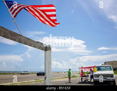 Eine amerikanische Flagge am Straßenrand Paul Verzwyvelt's Obststand, Juni 12, 2018, Pass Christian, Mississippi. Stockfoto