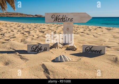 Nahaufnahme der Hochzeit Schild auf der tropischen Insel Sandstrand Paradies mit Blick auf das Meer im Hintergrund Stockfoto