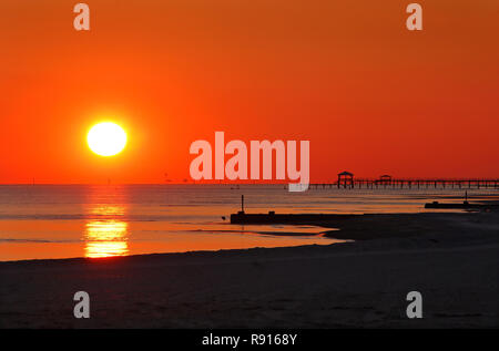 Die Sonne über dem Wasser im Pass Christian, Mississippi Dez. 8, 2010. Stockfoto