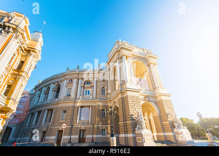 Schöne Panoramasicht auf die Odessa Staatlichen Akademischen Theater für Oper und Ballett am frühen Morgen ohne Menschen. Gebäude für Kunst, Sehenswürdigkeiten, buildi Stockfoto