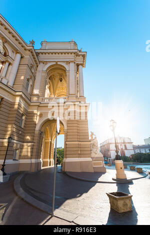 Schöne Panoramasicht auf die Odessa Staatlichen Akademischen Theater für Oper und Ballett am frühen Morgen ohne Menschen. Gebäude für Kunst, Sehenswürdigkeiten, buildi Stockfoto