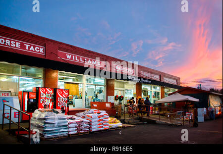 Die Sonne geht am Williams Brothers General Store vom 11. Dezember 2012 in Philadelphia, Mississippi, unter. Stockfoto