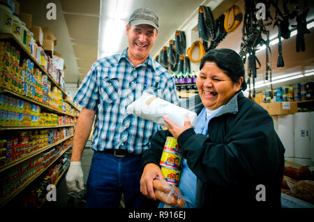 Sid Williams, einer der Inhaber von Williams Brothers General Store, teilt ein Witz mit Rose Williams im Store in Philadelphia, Mississippi. Stockfoto