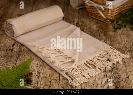 Handgewebte Hamam türkische Baumwolle Handtuch auf Holz- Hintergrund Stockfoto