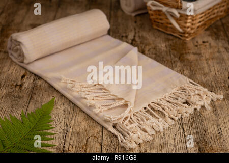 Handgewebte Hamam türkische Baumwolle Handtuch auf Holz- Hintergrund Stockfoto