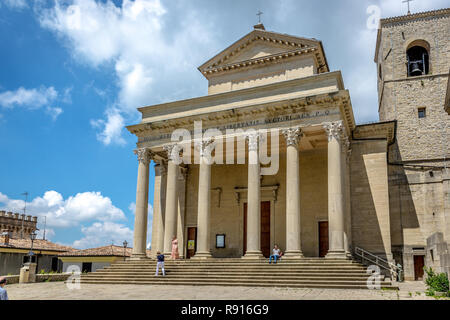 San Marino, San Marino - 19. Mai 2018 - Touristen und Einheimische wandern vor einer Kirche in San Marino in einem blauen Himmel Tag Stockfoto