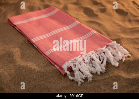 Handgewebte Hamam türkische Baumwolle Handtuch am Strand Stockfoto