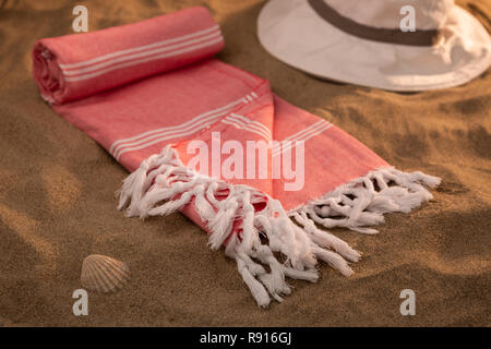 Handgewebte Hamam türkische Baumwolle Handtuch am Strand Stockfoto