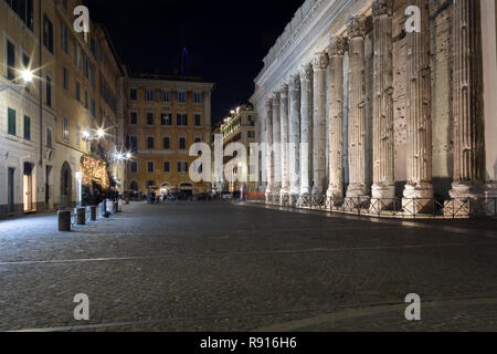 Piazza di Pietra in Rom, mit der Fassade des Tempels von Hadrian, von der imposanten Säulen von weißem Marmor dominiert. Schießen in einer Nacht Szene. Stockfoto