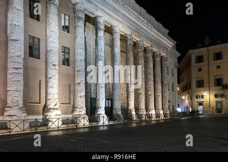 Tempel des Hadrian in Rom. Die Fassade des berühmten Denkmal für Kaiser Hadrian gewidmet, in einer Nacht Szene. Stockfoto