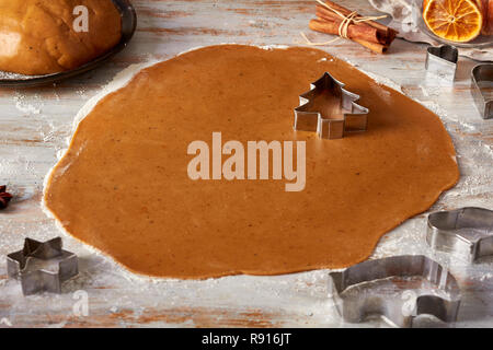 Lebkuchen Teig gerollt und Tanne Baum auf Tisch Stockfoto