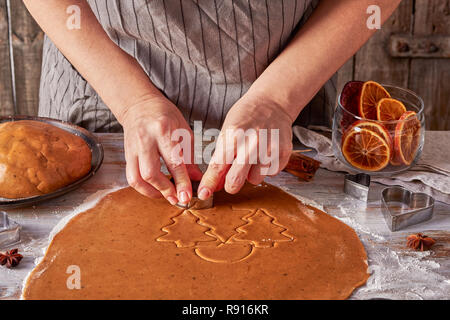 Frau Hände machen cookies Formen aus gewalzten Lebkuchen Teig Stockfoto