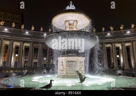 Die sogenannten alten Brunnen ist einer der 2 Brunnen auf dem Petersplatz im Vatikan. Hier nachts schießen, den Hintergrund, die c Stockfoto