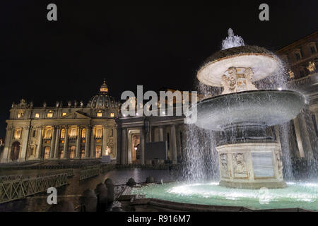 Die sogenannten alten Brunnen ist einer der 2 Brunnen auf dem Petersplatz im Vatikan. Hier nachts schießen, den Hintergrund, die f Stockfoto