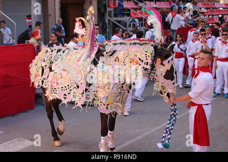 Junge mit einem Pferd in bestickten Kostüm in die Parade in Los Caballos Del Vino Caravaca de la Cruz. Die Stickerei wird verwendet, um das Pferd Kostüm zu machen Stockfoto