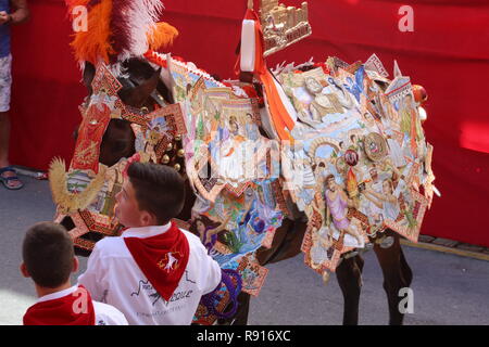 Junge mit einem Pferd in bestickten Kostüm in die Parade in Los Caballos Del Vino Caravaca de la Cruz. Die Stickerei wird verwendet, um das Pferd Kostüm zu machen Stockfoto