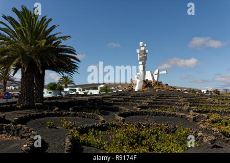 Lanzarote, Spanien. Das Monumento a la Fecundidad von César Manrique am Eingang des Museo del Campesino. Stockfoto