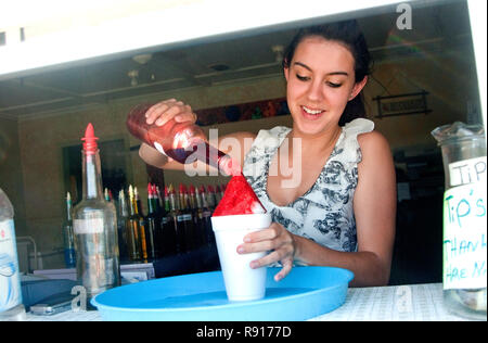 Sydney Quigley macht einen Zimt aromatisiert Schnee Kegel für einen Kunden, der 8. Mai 2011 im Schnee Shack in Ocean Springs, Mississippi. Stockfoto